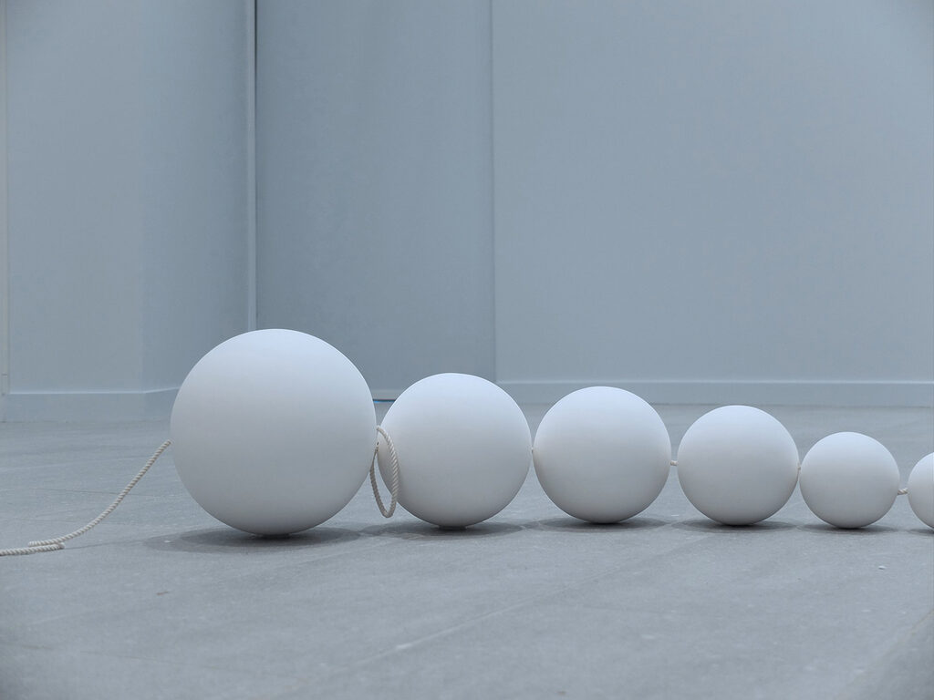The River Has Broken (Detalle), 2018 — Julie C. Fortier — Escultura olfativa, 152 cuentas de porcelana de 3 a 40 cm de diámetro, cuerda de algodón, cierre de plata maciza, perfume. Medidas variables.