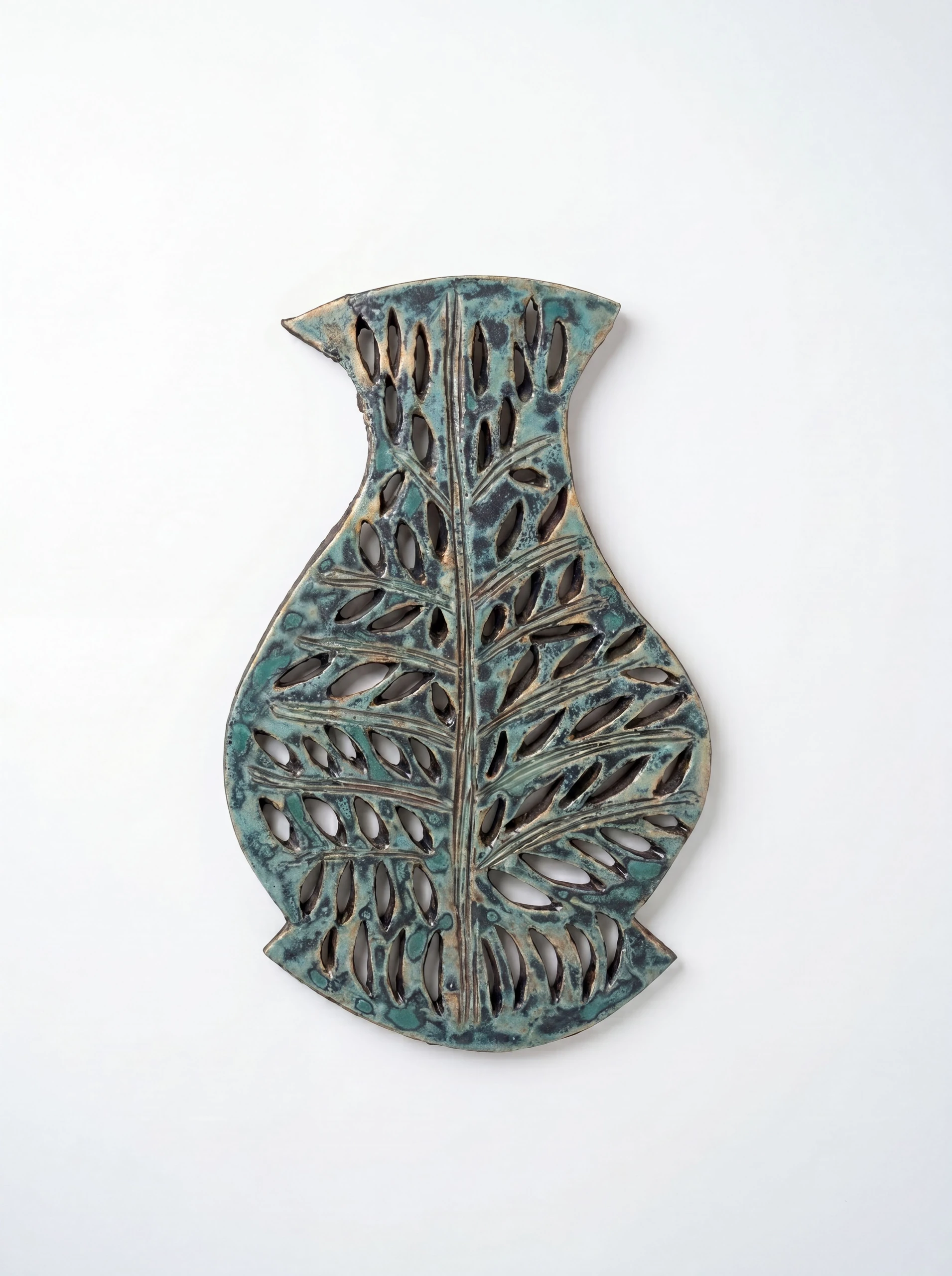 S/T (2013), pieza de cerámica de Concha Ybarra en barro y engobe esmaltado, 30 × 18,5 cm