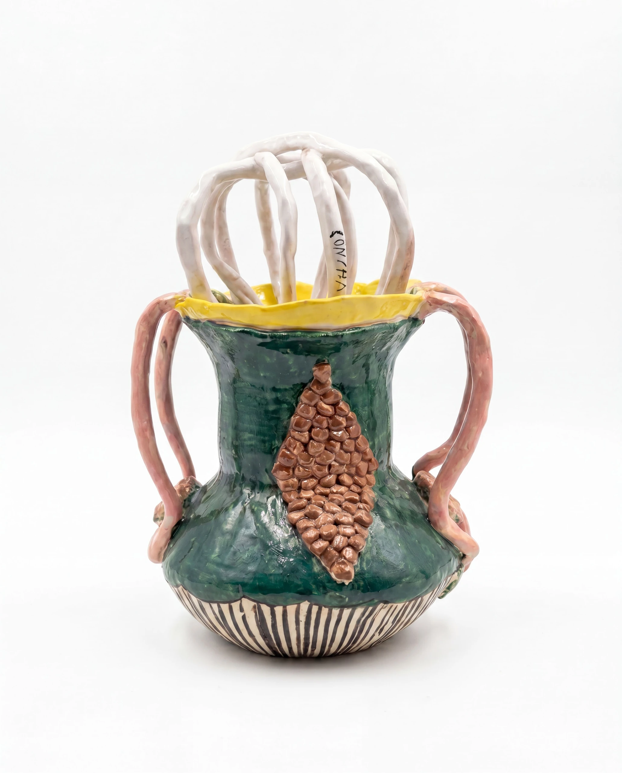 S/T (2021), pieza de Concha Ybarra en barro y engobe esmaltado, 28 × 19 × 17 cm