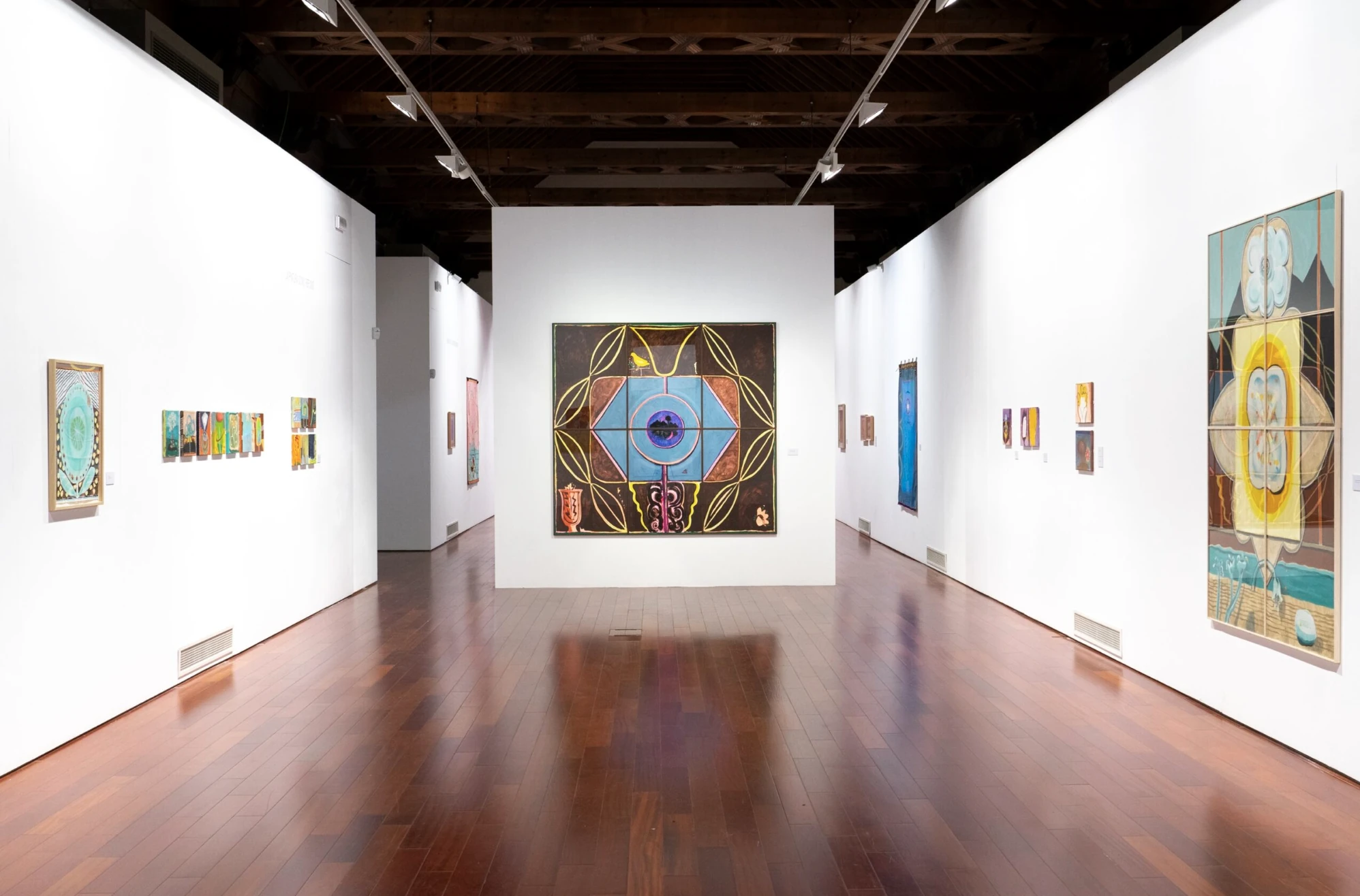 Vista de sala de la exposición «Una habitación propia» de Concha Ybarra en el Espacio Santa Clara