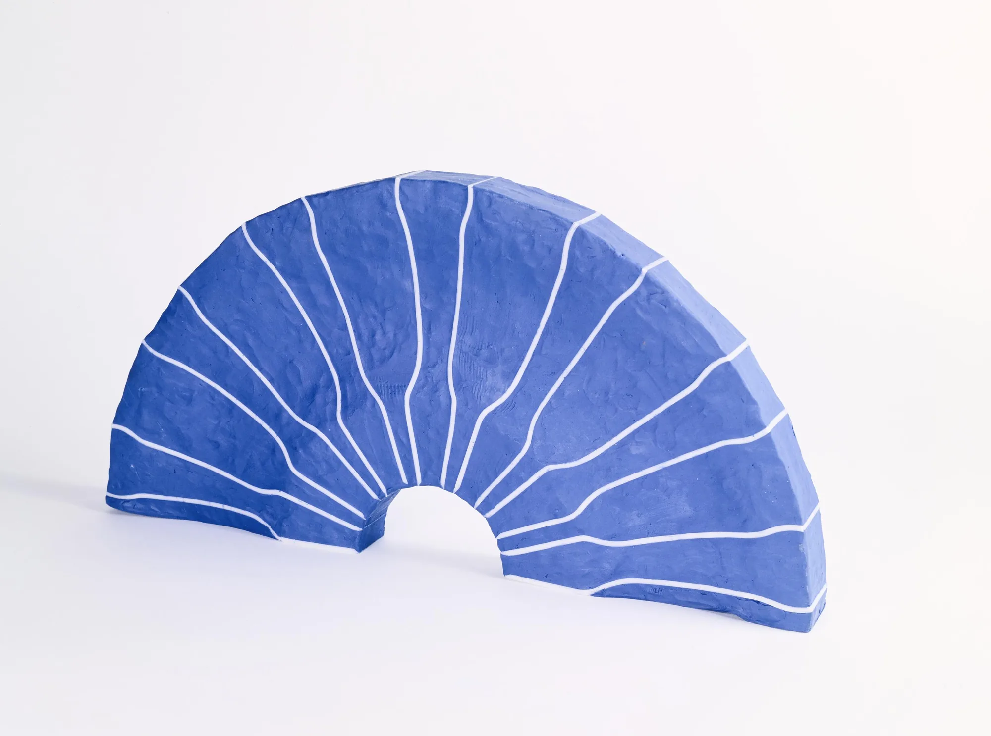 "Abanico" de Ana Prada, escultura en pinzas de plástico y plastilina azul — Colección Banco de España