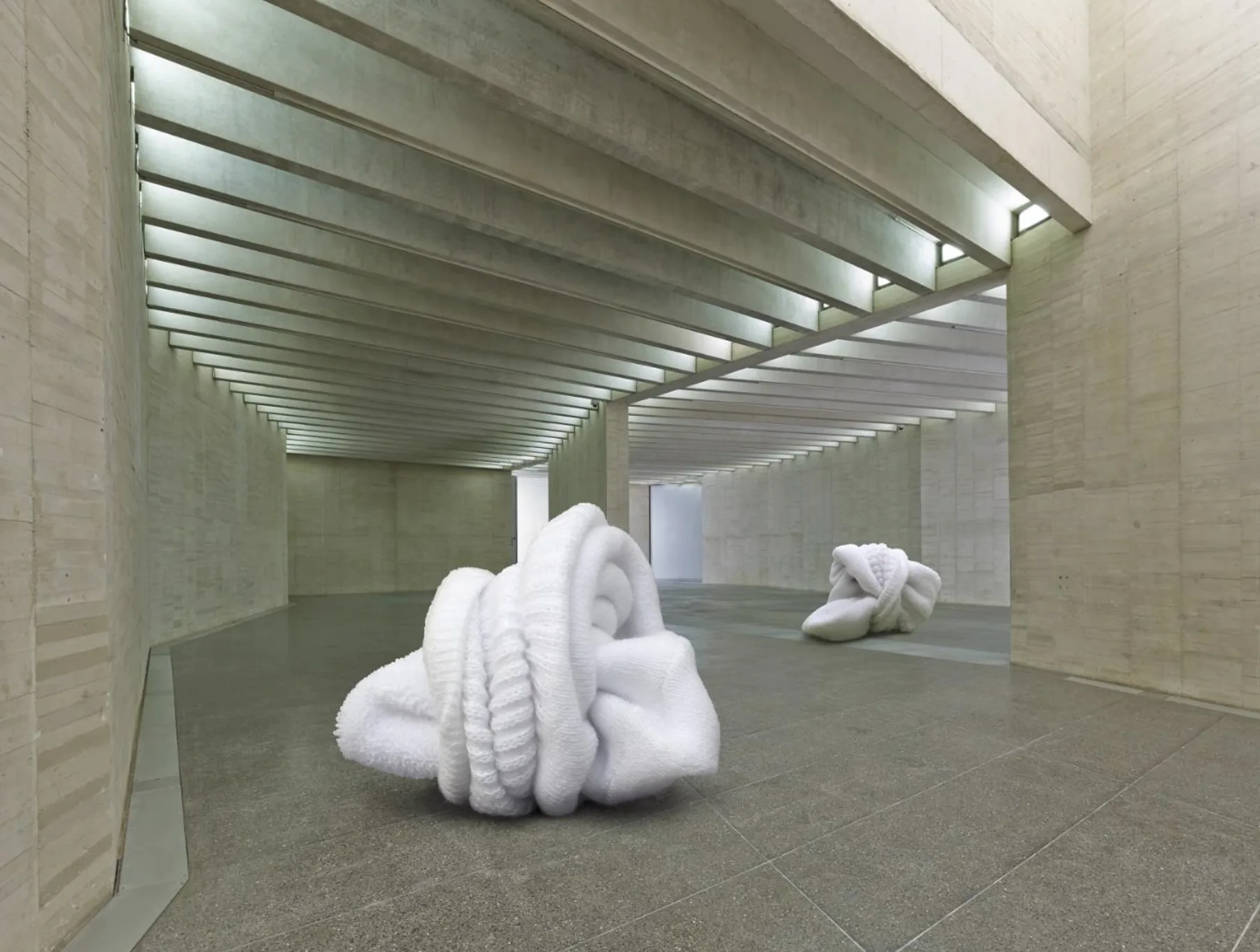 "Calcetines/Musac" (2020) de Ana Prada, fotografía color intervenida de 105 x 140 cm — Cortesía de la artista