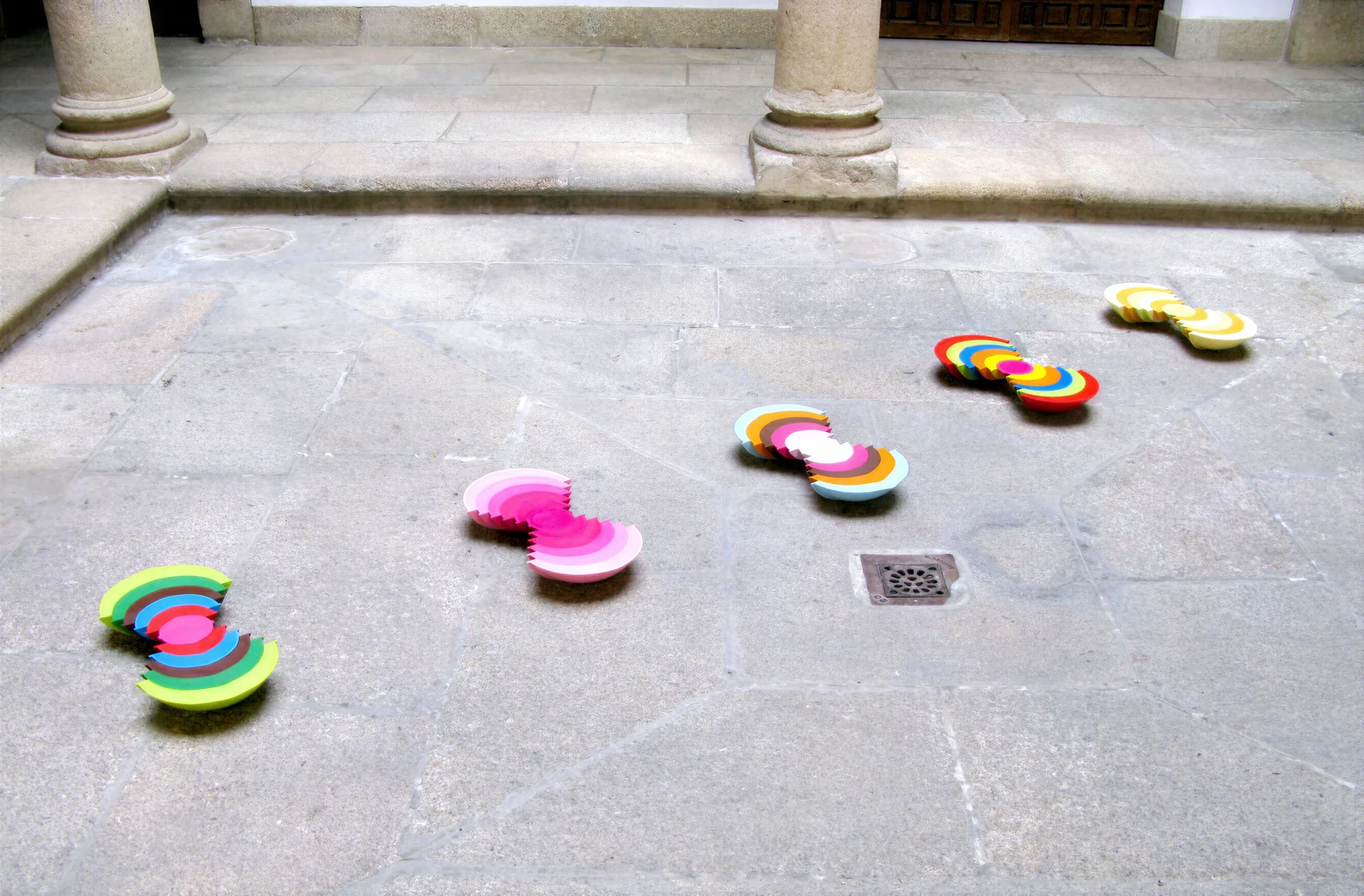 "Pastel, Colourful, Retro, Colourway pink" (2008) de Ana Prada, escultura en cuencos de melamina y plastilina — Colección Banco de España