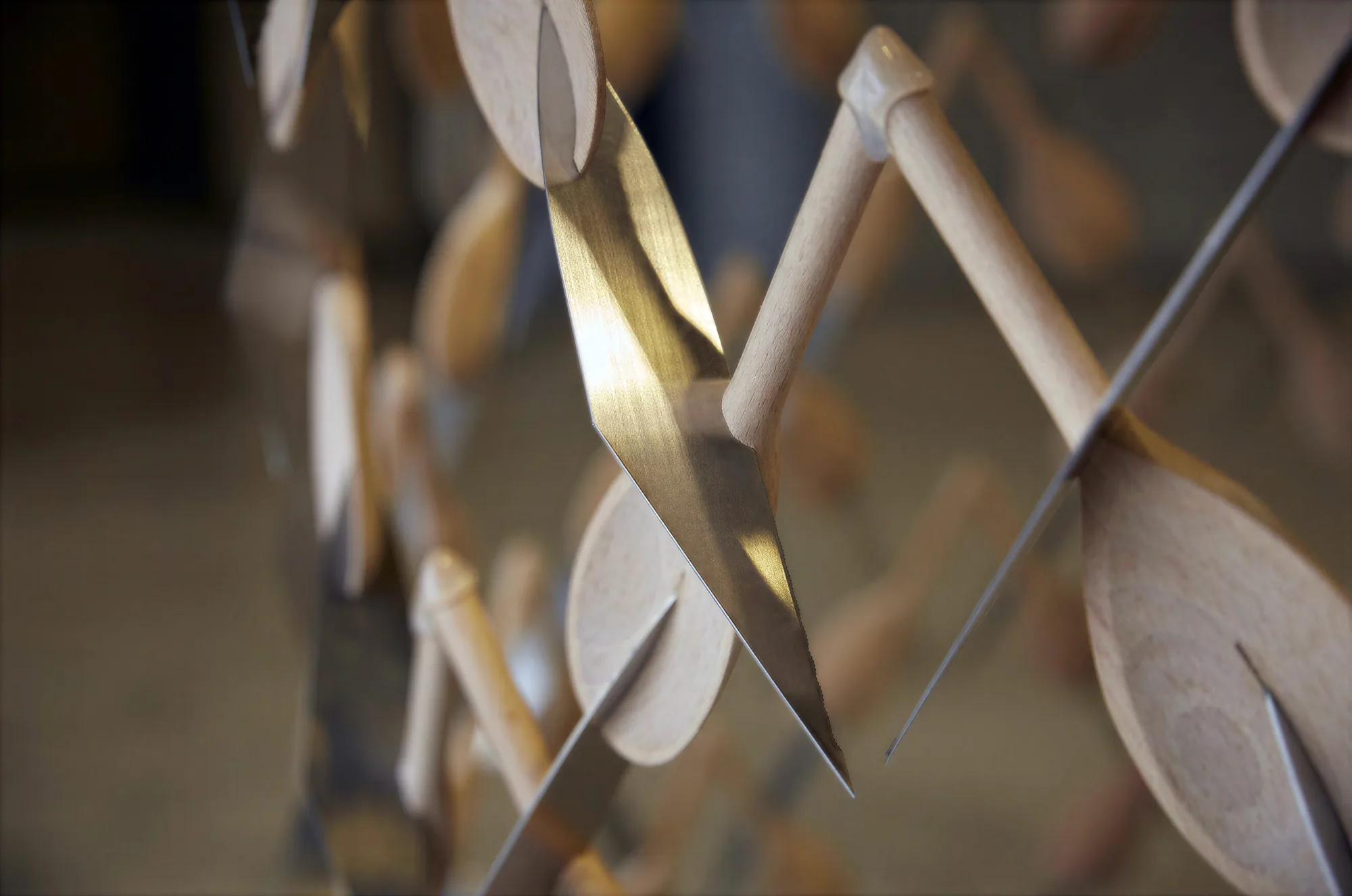 Detalle de "Zona de conflicto" (2014) de Ana Prada, escultura en cuchillos, cucharas y pegamento — Colección Fundación Helga de Alvear