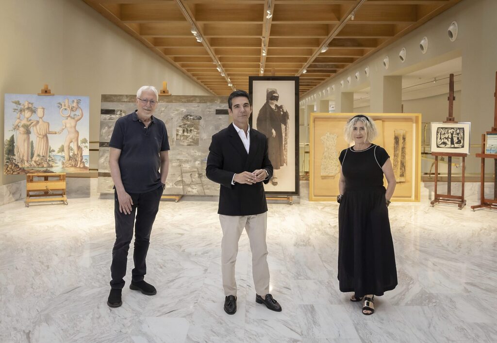 Presentación de la donación de Carmen Calvo al Museo de Bellas Artes de València (MuBAV): tres personas en una sala del museo junto a obras de arte contemporáneo colocadas sobre caballete