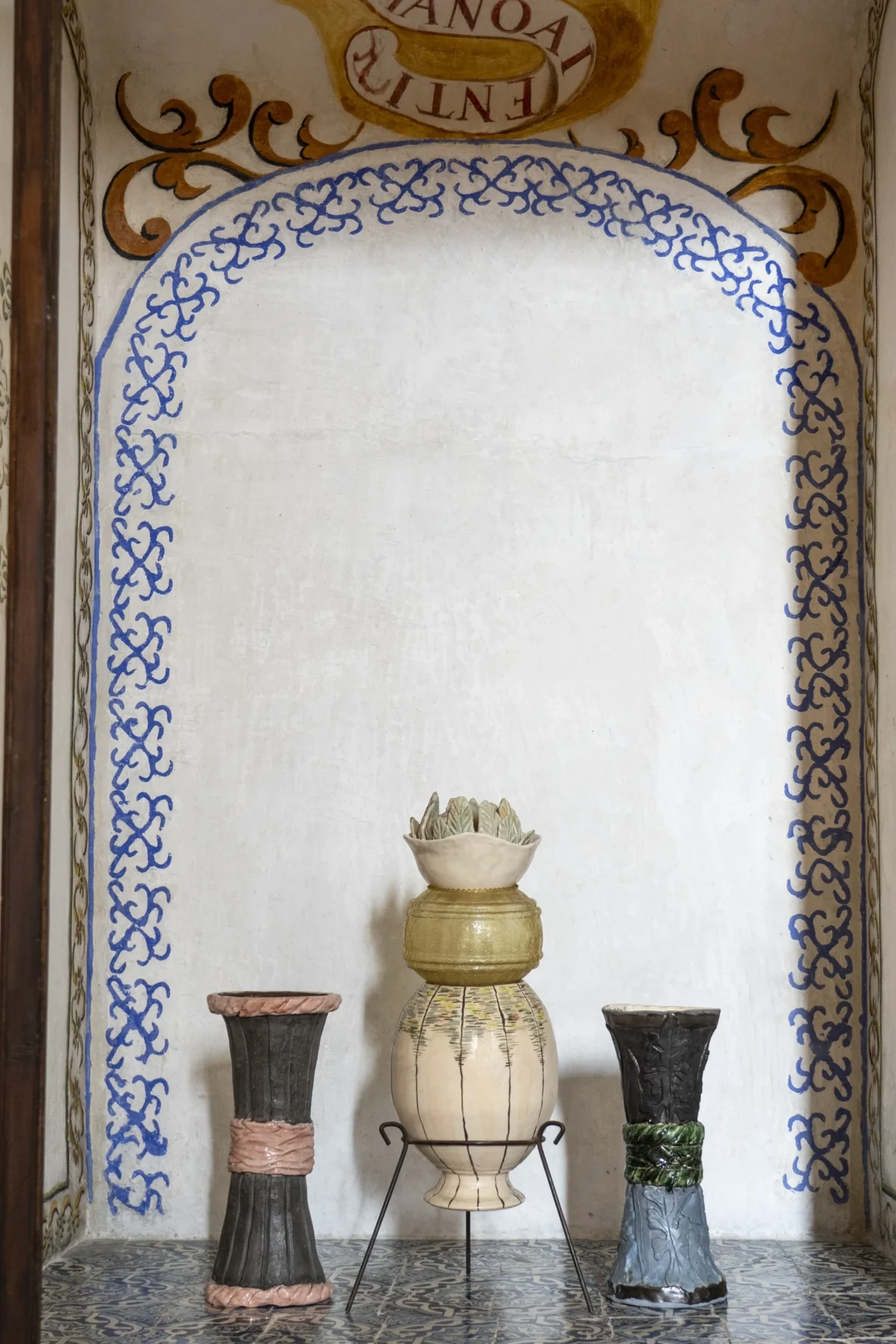 Hornacina con piezas de cerámica de Concha Ybarra, «Una habitación propia», Espacio Santa Clara, Sevilla