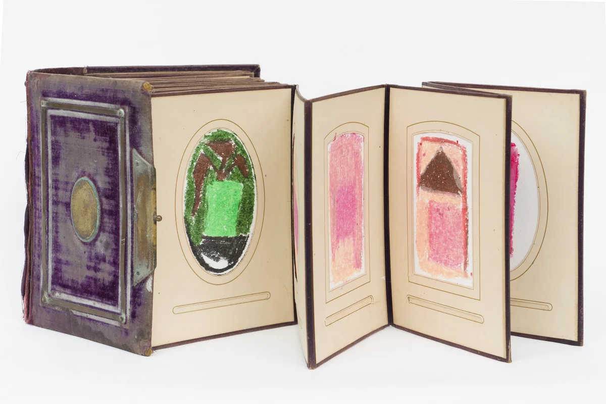 Libro de artista de Concha Ybarra en «Una habitación propia», Espacio Santa Clara, Sevilla