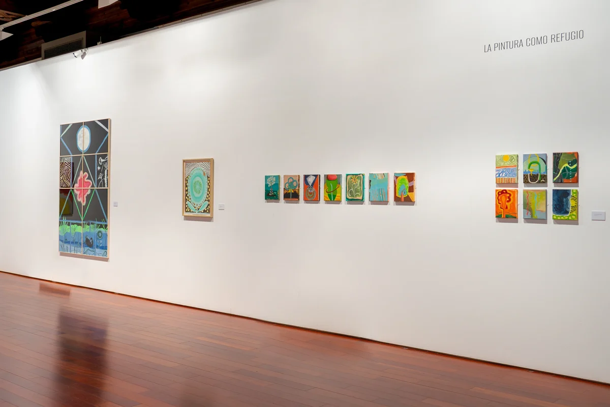 Vista de sala con pinturas de Concha Ybarra en «Una habitación propia», Espacio Santa Clara, Sevilla