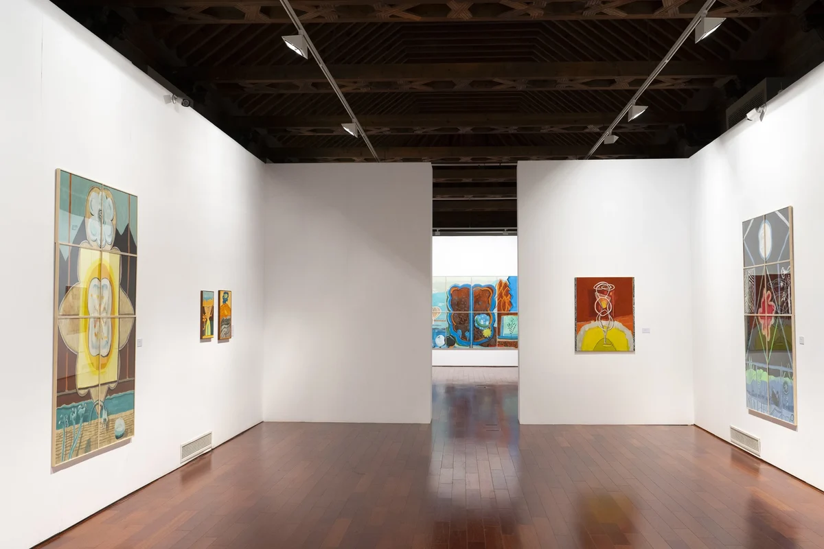 Corredor con pinturas de Concha Ybarra, «Una habitación propia», Espacio Santa Clara, Sevilla