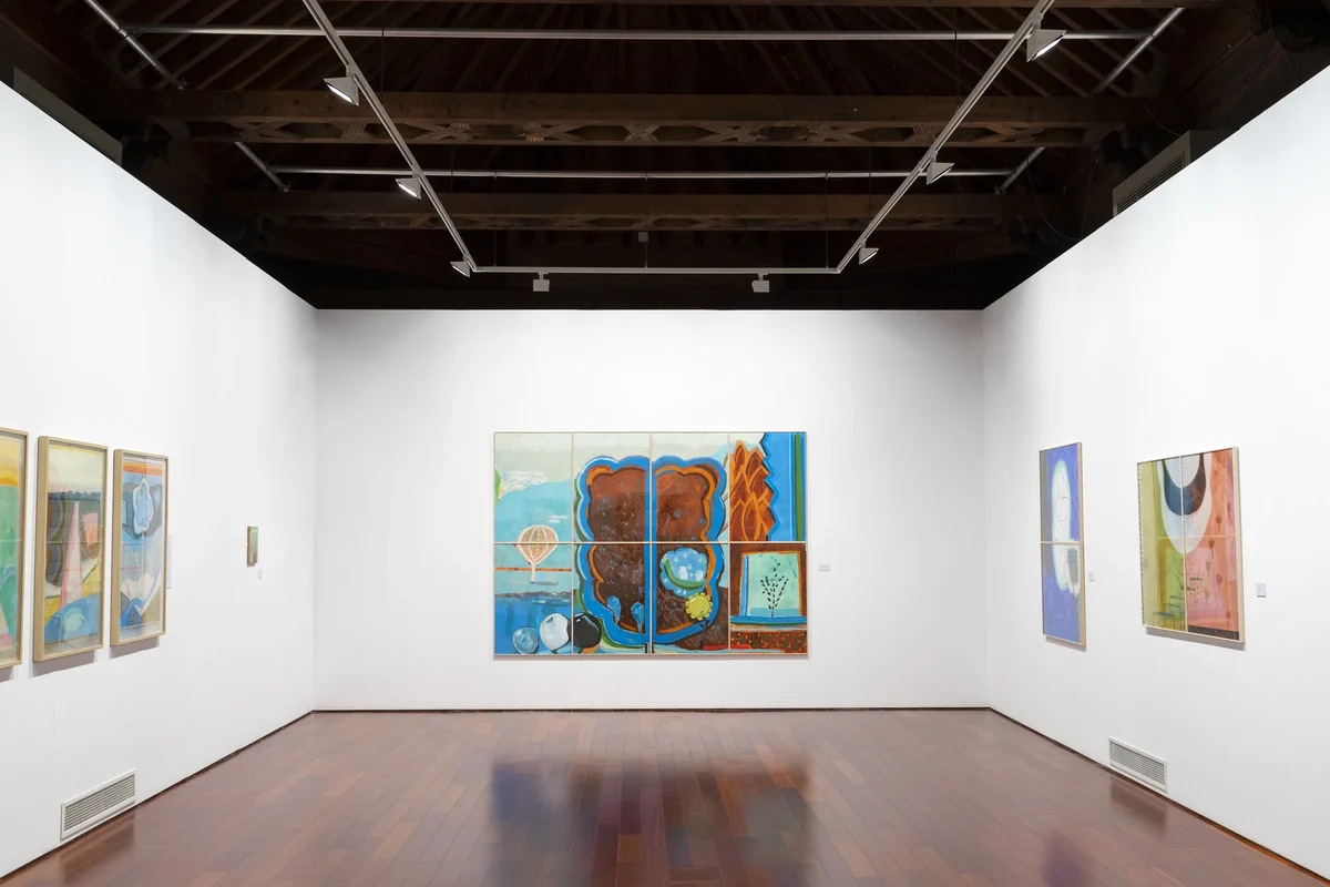 Sala de techo de madera con pinturas de Concha Ybarra, «Una habitación propia», Espacio Santa Clara